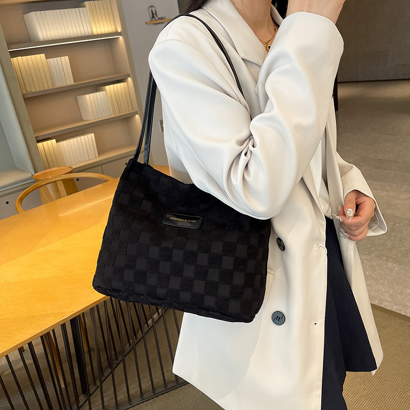 A large-capacity, trendy and stylish women's bag for 2024, a retro student casual single-shoulder underarm bag, and a fashionable tote bag Specification drawing