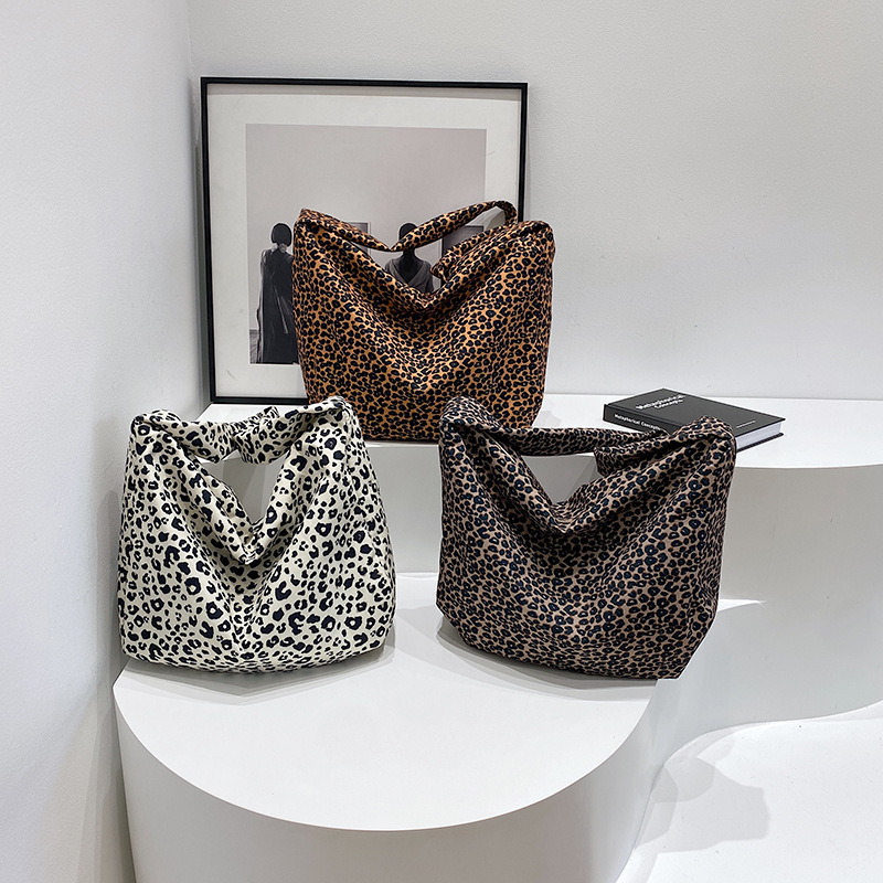 Cross-border women's single-shoulder bag 2024 New trend animal print underarm bag for women's commuting crossbody bag Application Scenario