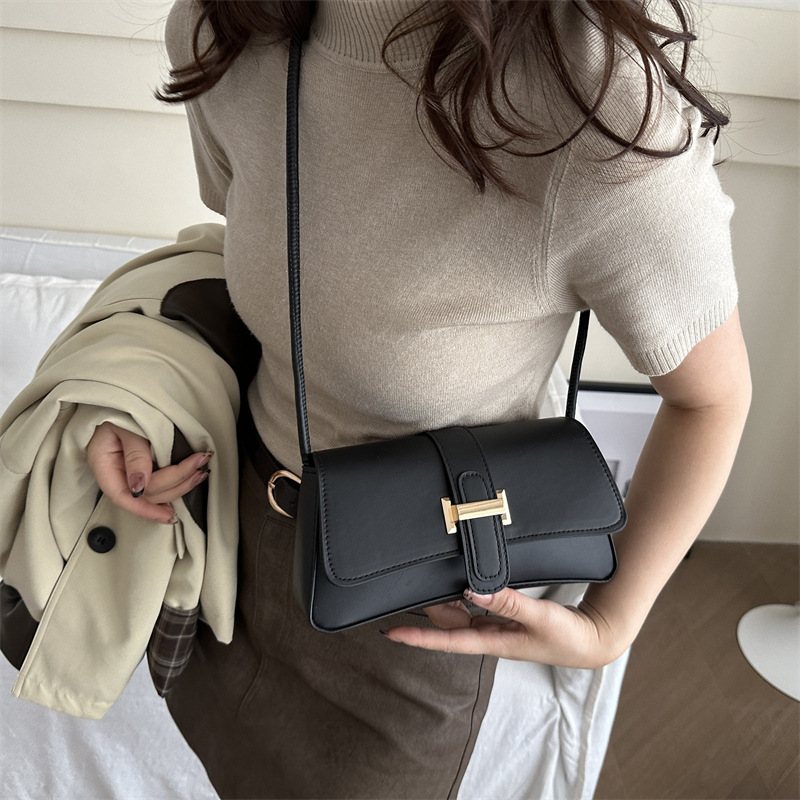 This is a trendy, versatile and fashionable small square bag with a simple, casual and niche design. It is a crossbody bag Specification drawing