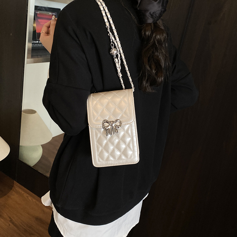 A new 2025 mini phone bag with a unique design and quality, featuring a casual Korean-style, fashionable and versatile diamond-shaped single-shoulder crossbody details Picture