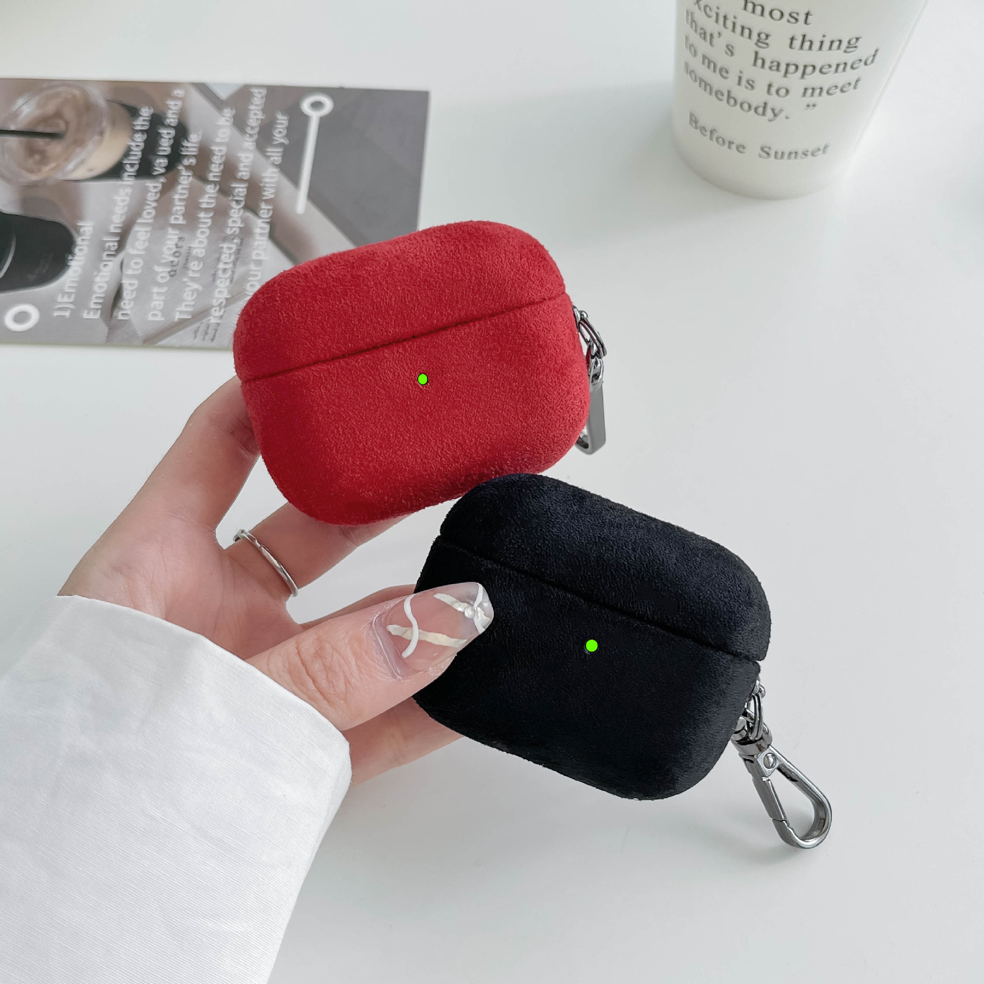 The flip-top fashionable business earphone case is suitable for Apple AirPods 2nd and 3rd generation pro with a velvet lanyard Bluetooth earphone case full figure