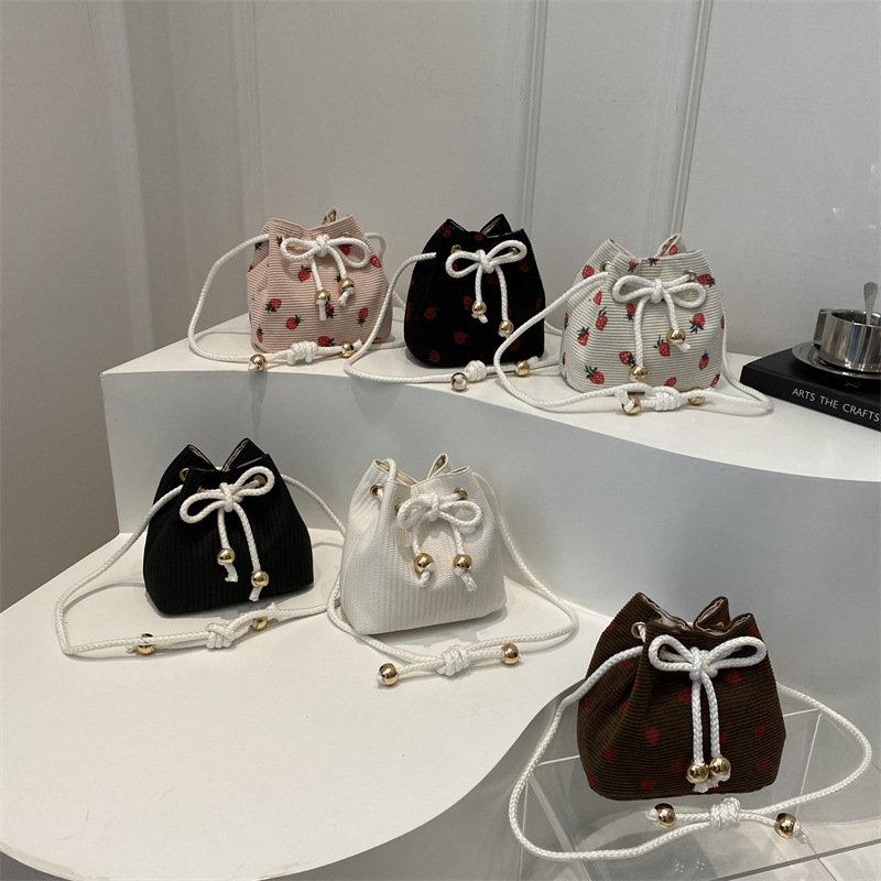 The new 2024 autumn collection of casual, simple, street style single-shoulder bag is fashionable, stylish and beautiful. It's a hand-held bucket bag for women Application Scenario