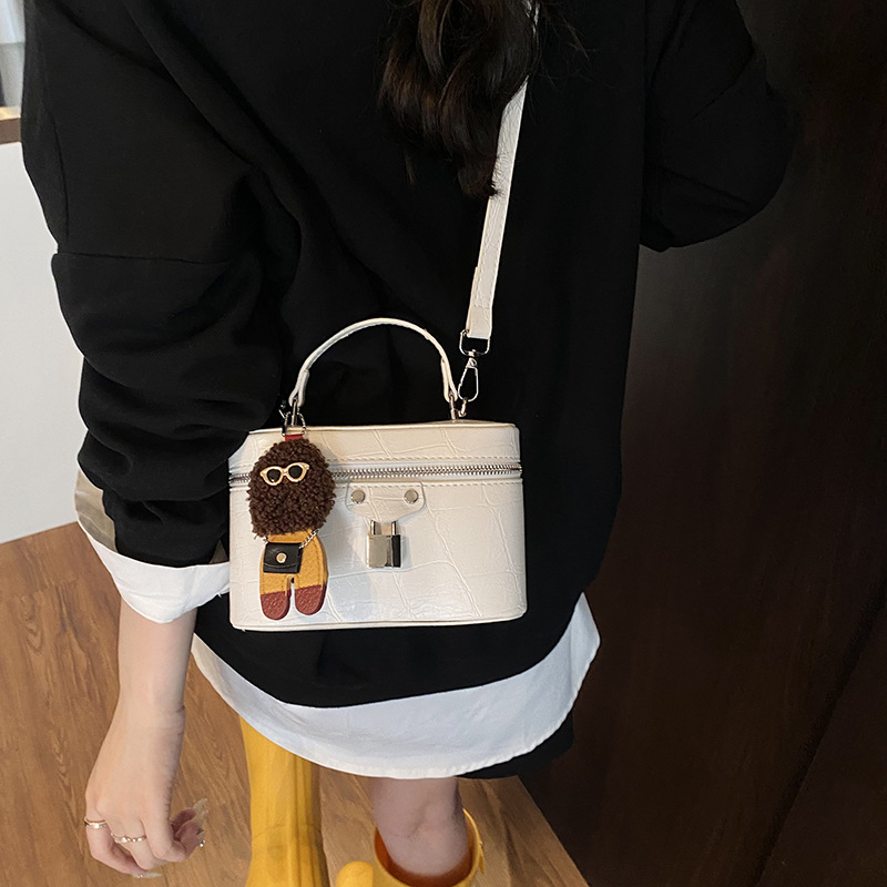 A high-end, stylish and niche hand-held makeup box bag for women, a new 2025 versatile and light luxury commuting single-shoulder crossbody bag Specification drawing