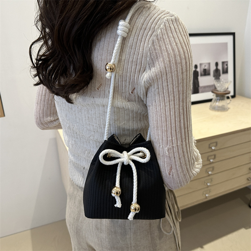 The new 2024 autumn collection of casual, simple, street style single-shoulder bag is fashionable, stylish and beautiful. It's a hand-held bucket bag for women details Picture