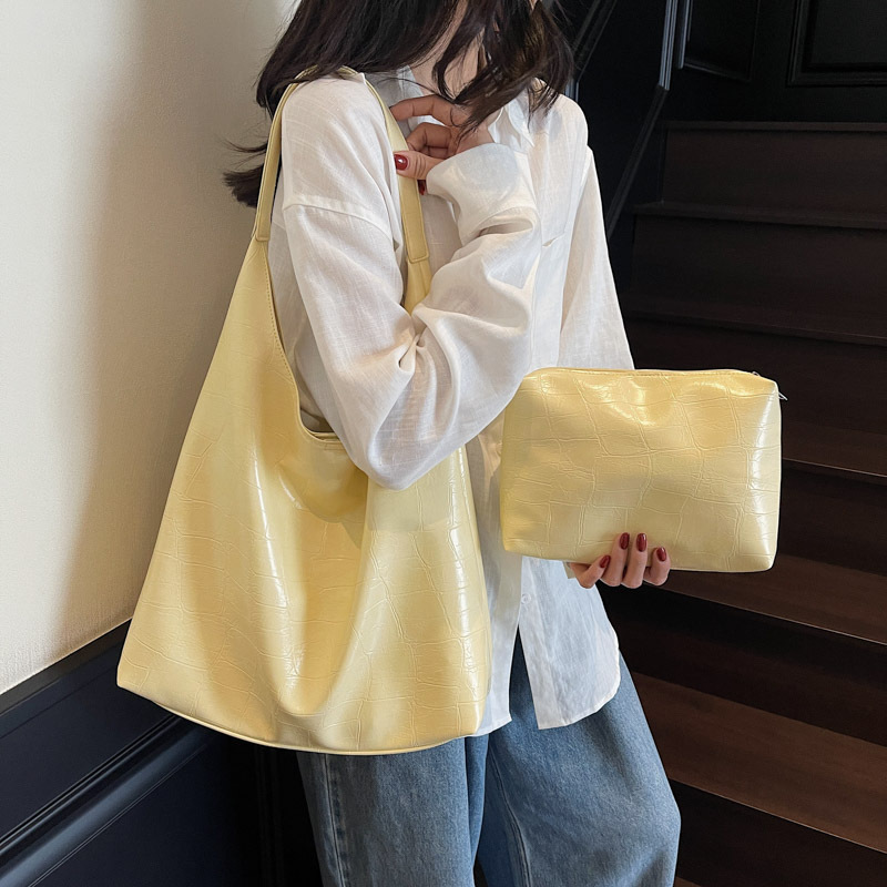 Cross-border 2025 New Style casual and fashionable large-capacity bucket bag for women, stylish and high-end, letter stone pattern single-shoulder bag details Picture