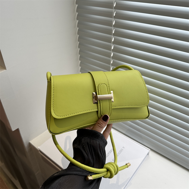 This is a trendy, versatile and fashionable small square bag with a simple, casual and niche design. It is a crossbody bag full figure