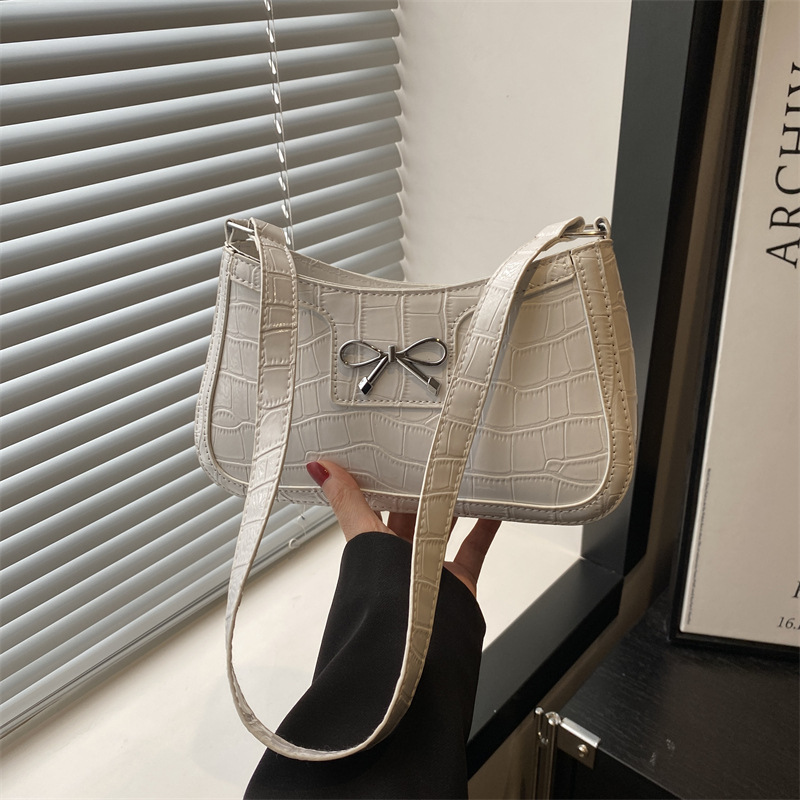 The 2025 summer new bow single-shoulder bag with zipper features a simple and stylish commuting style on Instagram. It is versatile and fashionable full figure