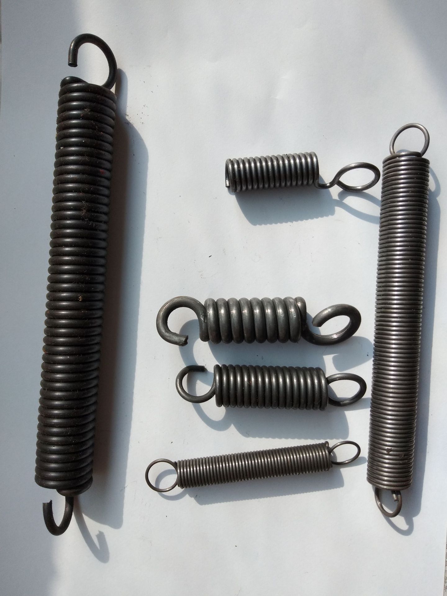 The manufacturer produces and processes modified high-strength, high-temperature resistant, corrosion-resistant and fatigue-resistant decorative springs full figure