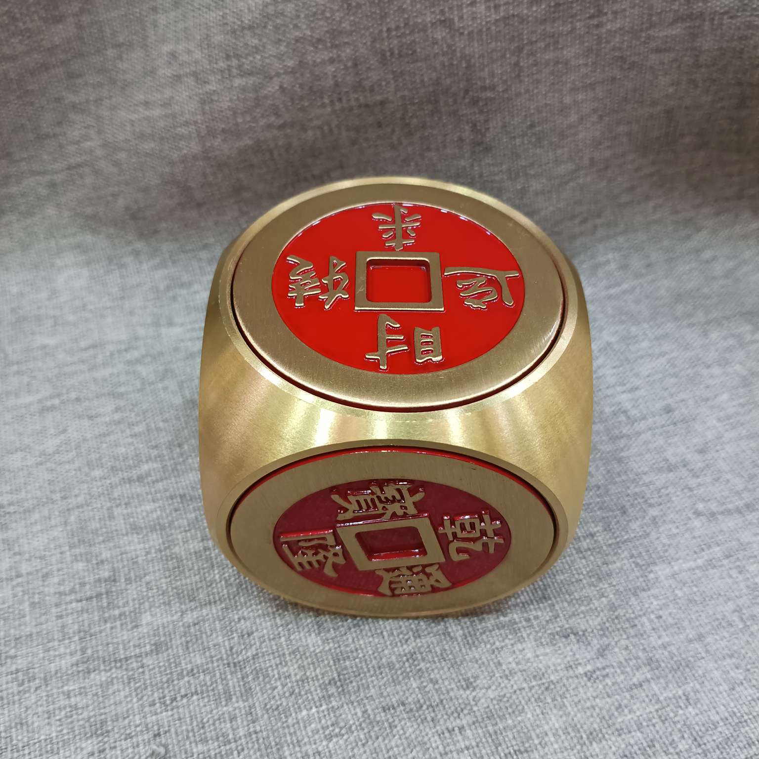 The Zhonggong Craft hand-held piece is a cube with five emperors and six sides rotating, and the mountain ghost and the god of Wealth rotate