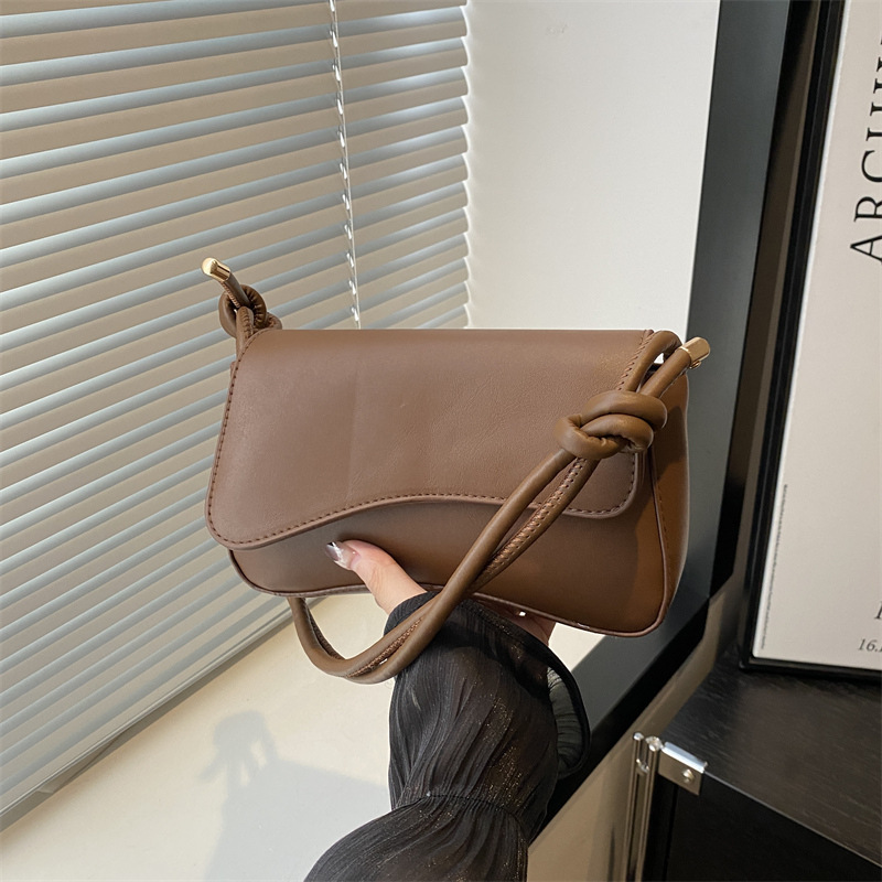 A new 2024 autumn single-shoulder bag, a simple and stylish women's underarm bag for commuting to work full figure
