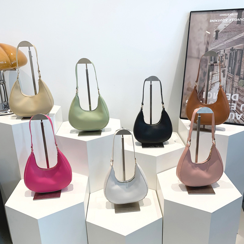 Trendy and fashionable single-shoulder bag, simple and casual underarm bag for women. New simple and casual bags for women in spring 2024 full figure