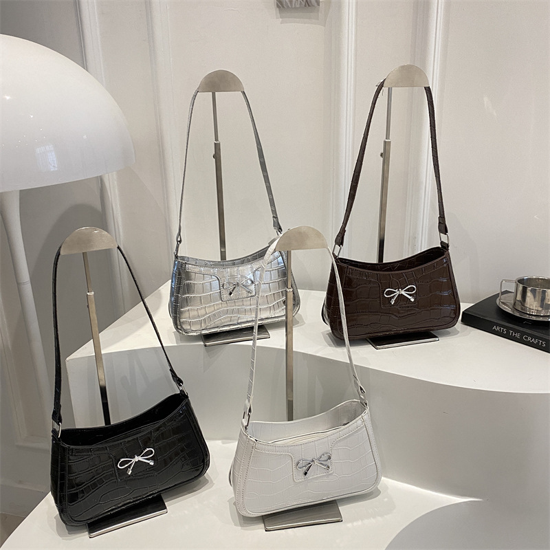 The 2025 summer new bow single-shoulder bag with zipper features a simple and stylish commuting style on Instagram. It is versatile and fashionable Application Scenario