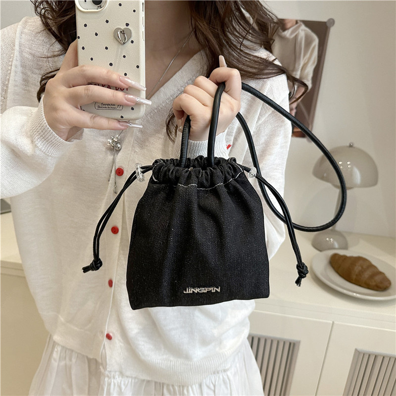 Fashionable denim bucket bag, crossbody bag, women's exquisite and niche design, single-shoulder bag, commuting and working phone small bag Application Scenario