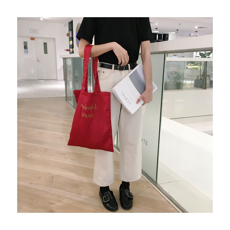 WJ7301F satin silk hand-embroidered satin shoulder bag from a Korean designer brand, the same style as Lee Seon-mi Application Scenario