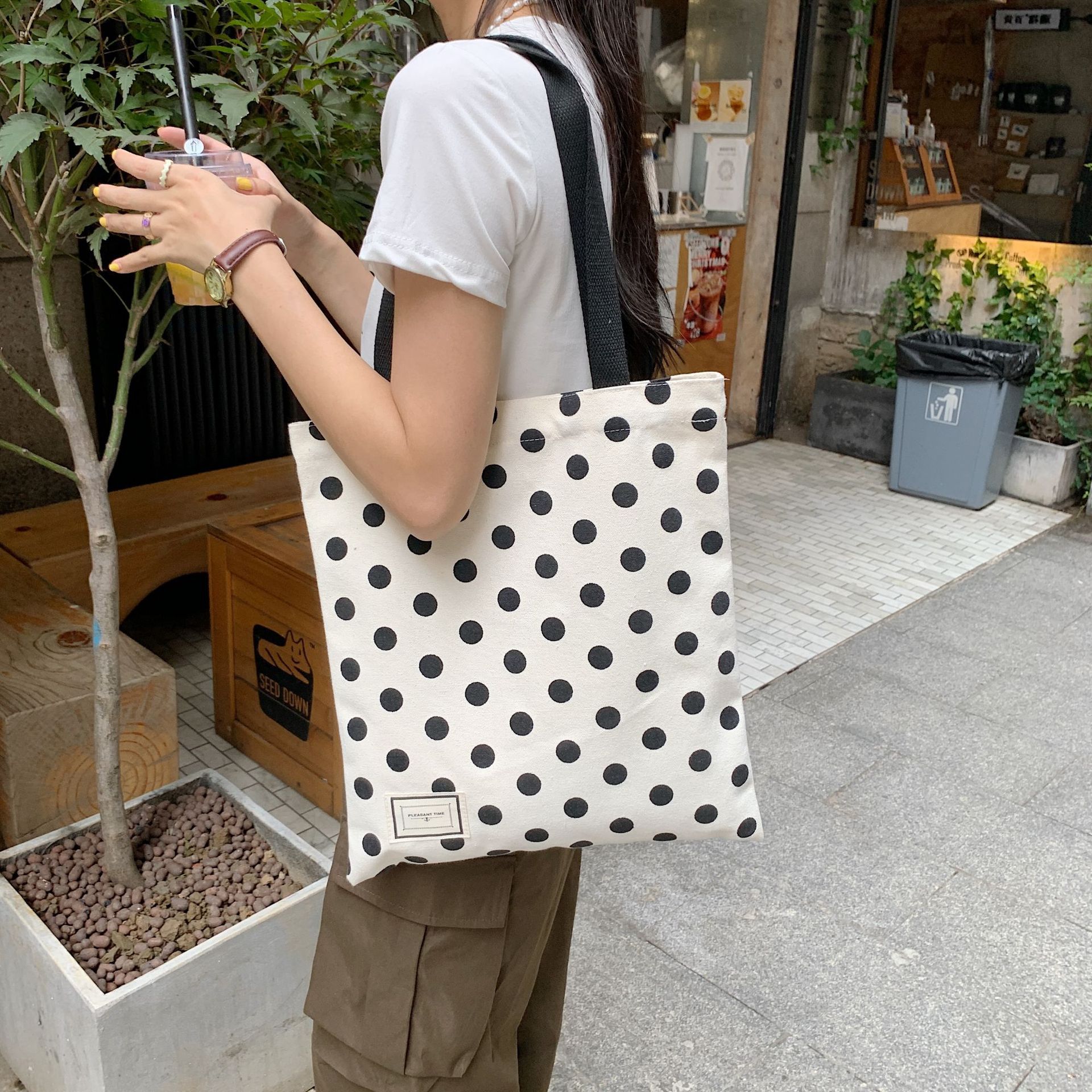 26223 ins Controversy Point single-shoulder handbag, hand-held canvas bag, women's mobile phone bento bag, large capacity tote bag full figure