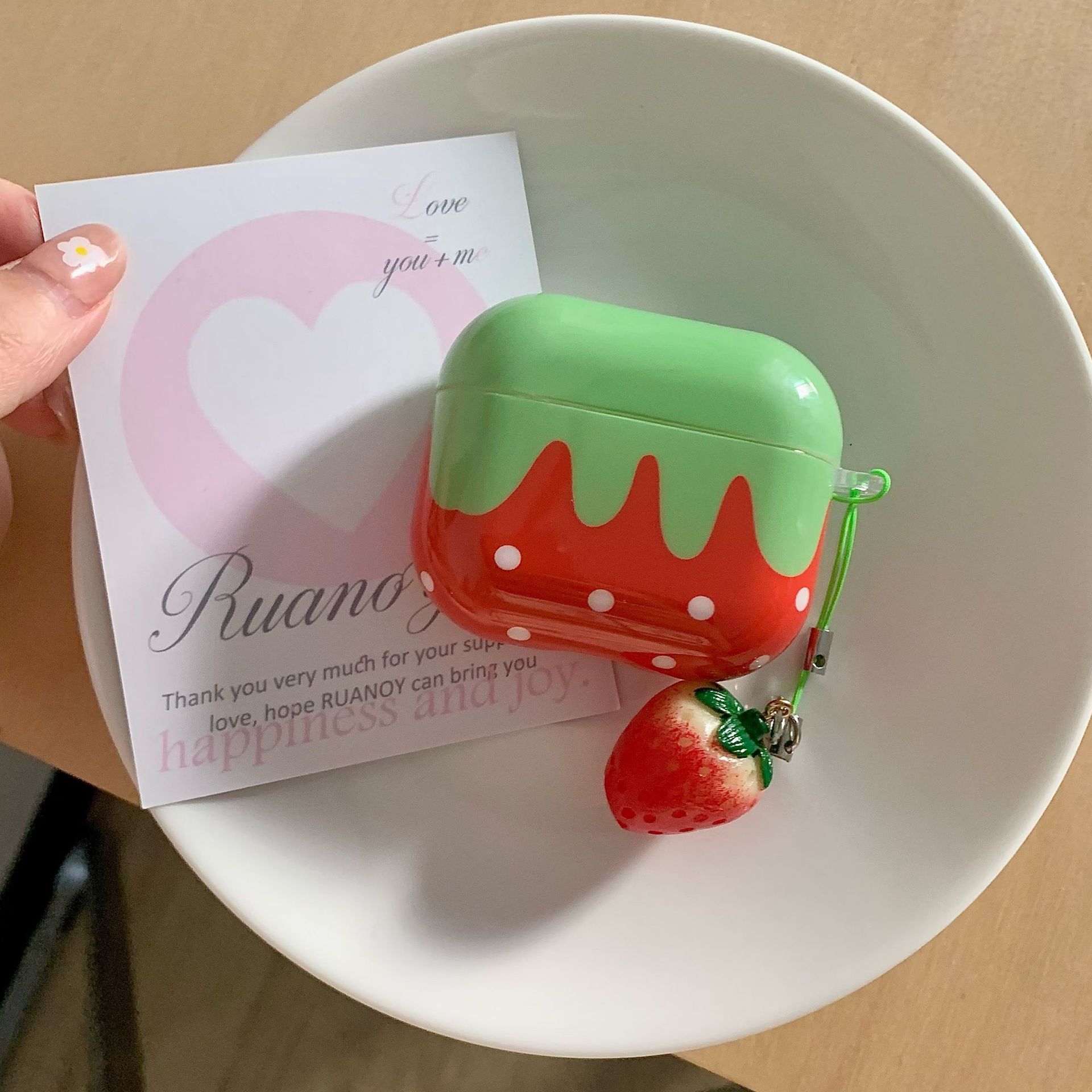 The Instagram minimalist and fresh strawberry pendant is suitable for the new wireless Bluetooth earphone case Pro of Apple AirPods4 full figure