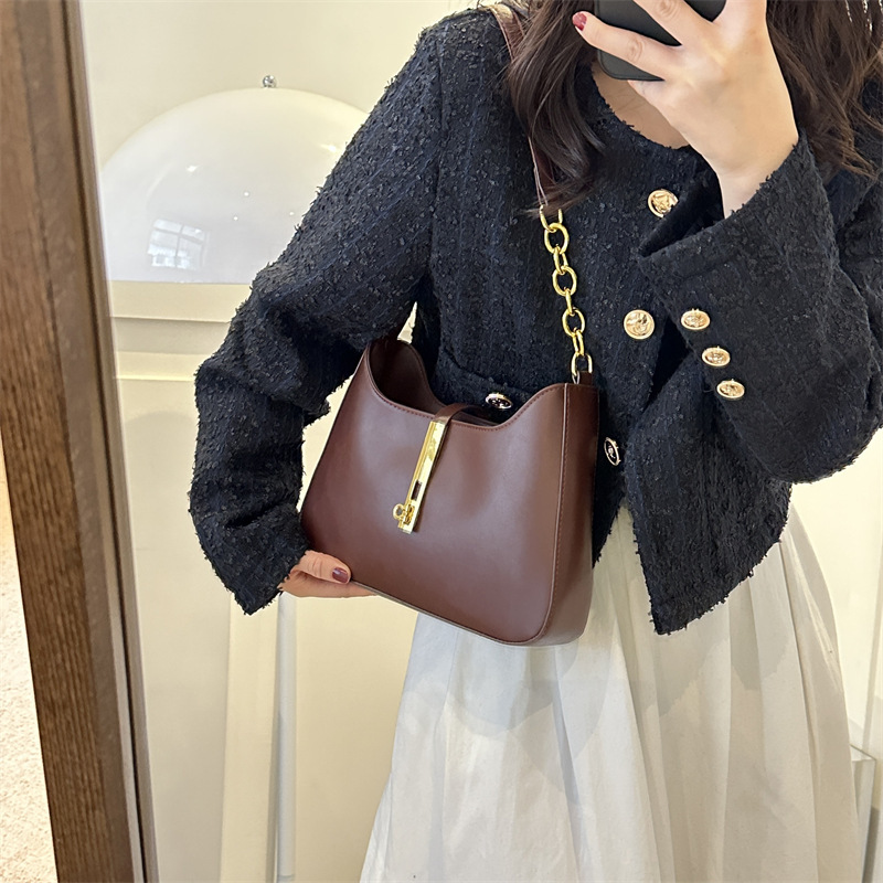 Trendy and casual crossbody bag 2023 new style, women's fashionable and simple single-shoulder bag, retro and popular small square bag for women Application Scenario