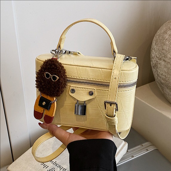 A high-end, stylish and niche hand-held makeup box bag for women, a new 2025 versatile and light luxury commuting single-shoulder crossbody bag full figure