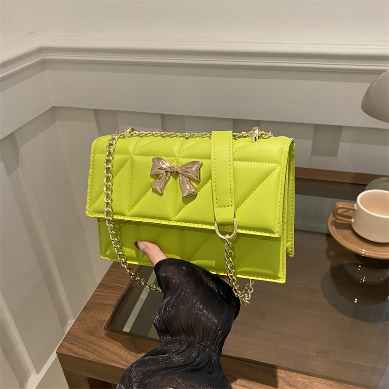 A trendy butterfly magnetic clasp underarm bag for women's 2024 autumn and winter collection, a stylish small square bag, a single-shoulder crossbody bag for women full figure