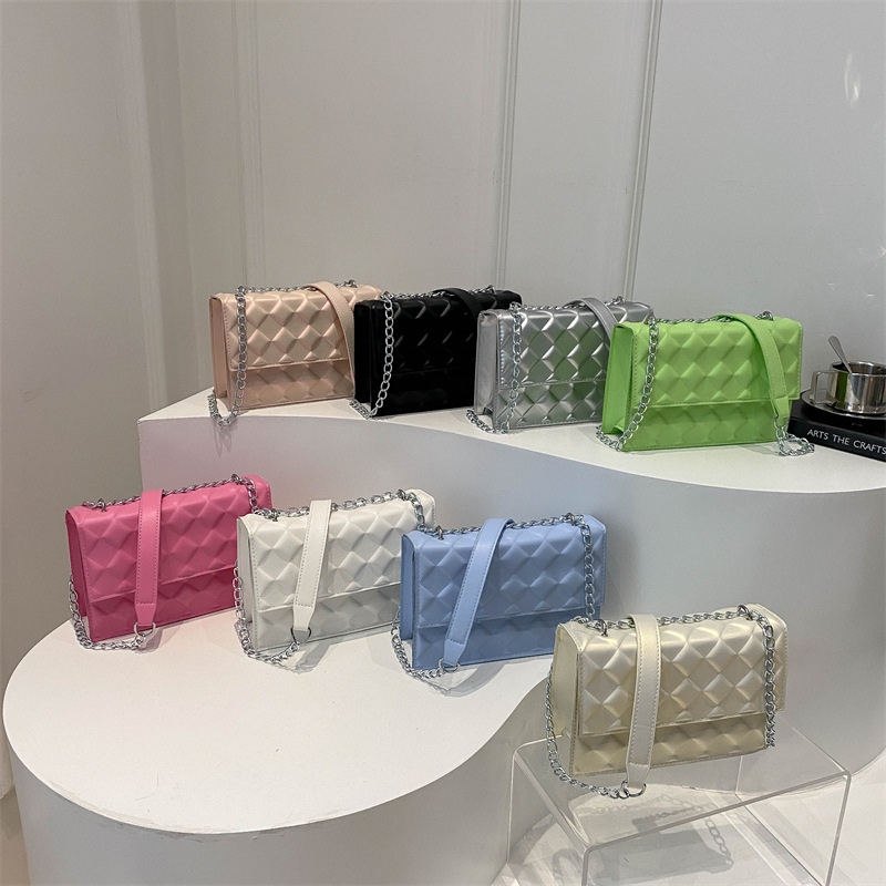 The 2024 autumn new embossed diamond-shaped single-shoulder crossbody bag with a chain design is a niche, fashionable, simple and retro small square bag full figure