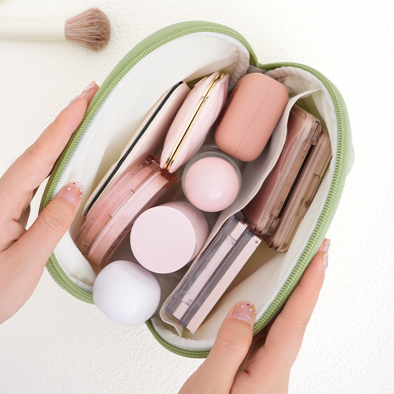 Runhui's new cloud-shaped semi-circular makeup bag, waterproof makeup storage bag, knitted fabric composite makeup bag, one-piece consignment Application Scenario