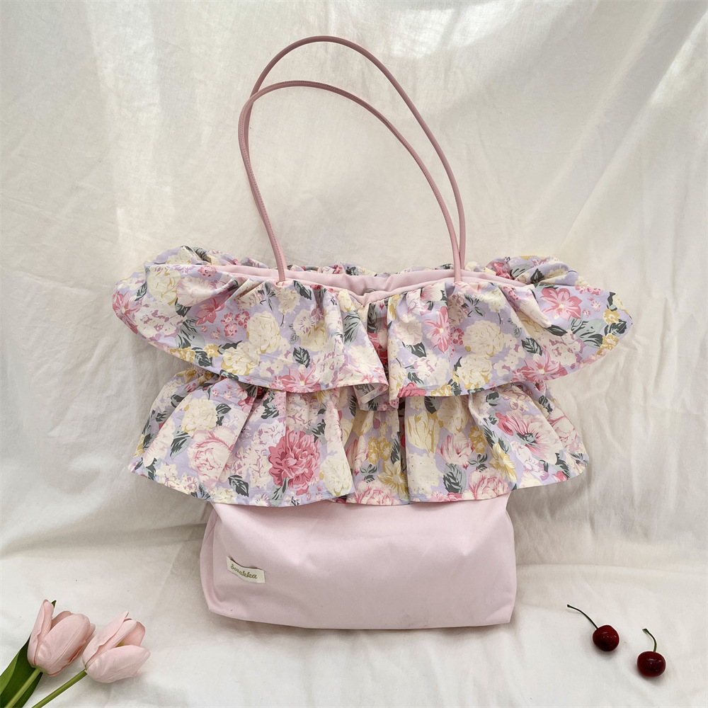 5423 New retro rose floral patchwork single-shoulder bag, women's ruffled large-capacity commuter hand-held armpit bag Application Scenario