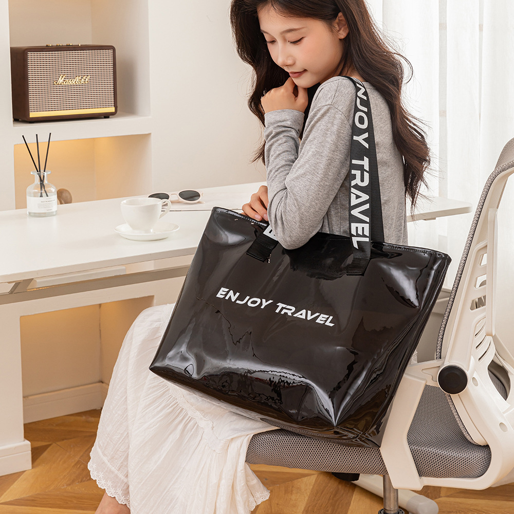 TPU large-capacity swimming bag, dry and wet separation toiletry bag, beach bag, fashionable fitness bag, single-shoulder crossbody bag, sports bag Application Scenario