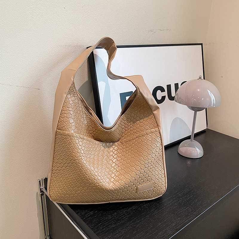 The new large-capacity bucket bag with woven patterns for the autumn and winter of 2024 is a stylish and versatile Korean-style commuting bag for college students full figure