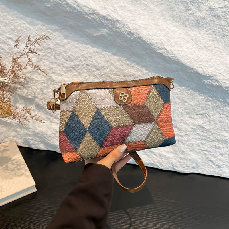 Ethnic style design women's bag, color-blocking and color-matching crossbody bag, new 2024 autumn and winter mobile phone bag, casual single-shoulder bag full figure
