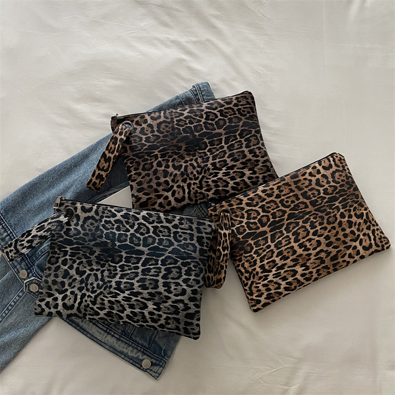 New cross-border stylish European and American hand-held bag, fashionable large capacity, personalized and versatile leopard print envelope bag Application Scenario