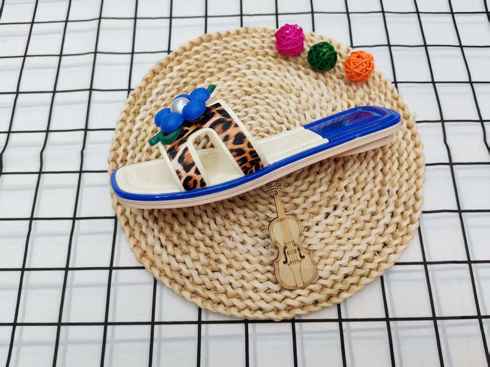 Summer new 2025 low-heeled flower-patterned one-shoulder fashionable flip-flops Specification drawing