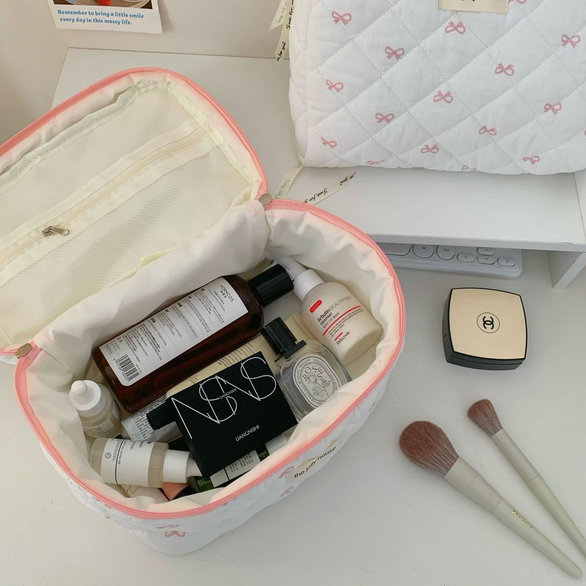 Korean-style girlish makeup bag, high school girls' appearance level bow, portable large-capacity travel cosmetics storage bag Application Scenario
