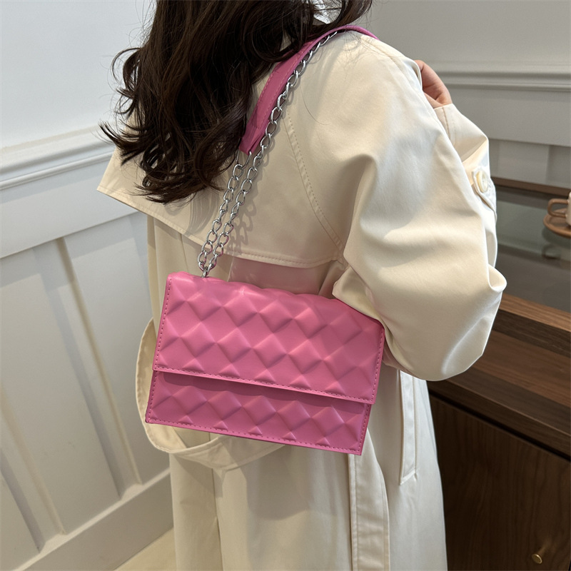 The 2024 autumn new embossed diamond-shaped single-shoulder crossbody bag with a chain design is a niche, fashionable, simple and retro small square bag Specification drawing