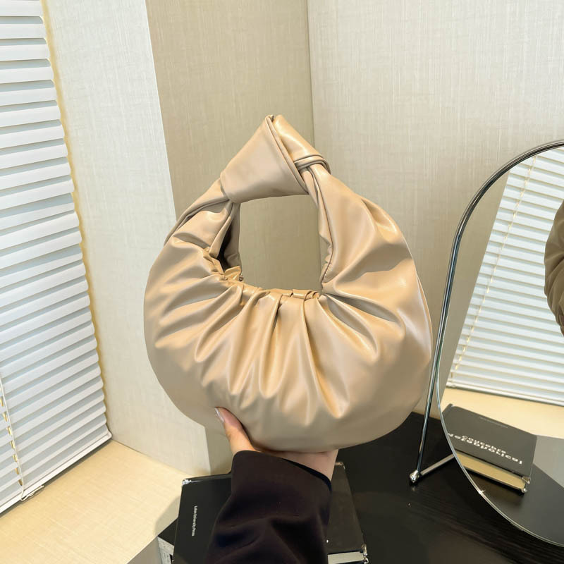 The retro and simple pleated crescent moon bag is a new Korean style trendy and fashionable niche design handbag for the autumn of 2024 full figure