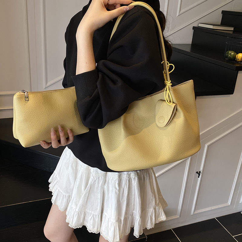 A new 2025 Korean-style high-end large-capacity tote bag for women, trendy and stylish, casual and commuting single-shoulder underarm bag details Picture