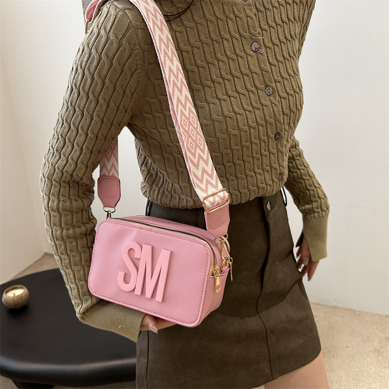 Personalized, fashionable and trendy women's bag, casual and versatile, small letter square bag, wide shoulder strap, popular single-shoulder bag details Picture