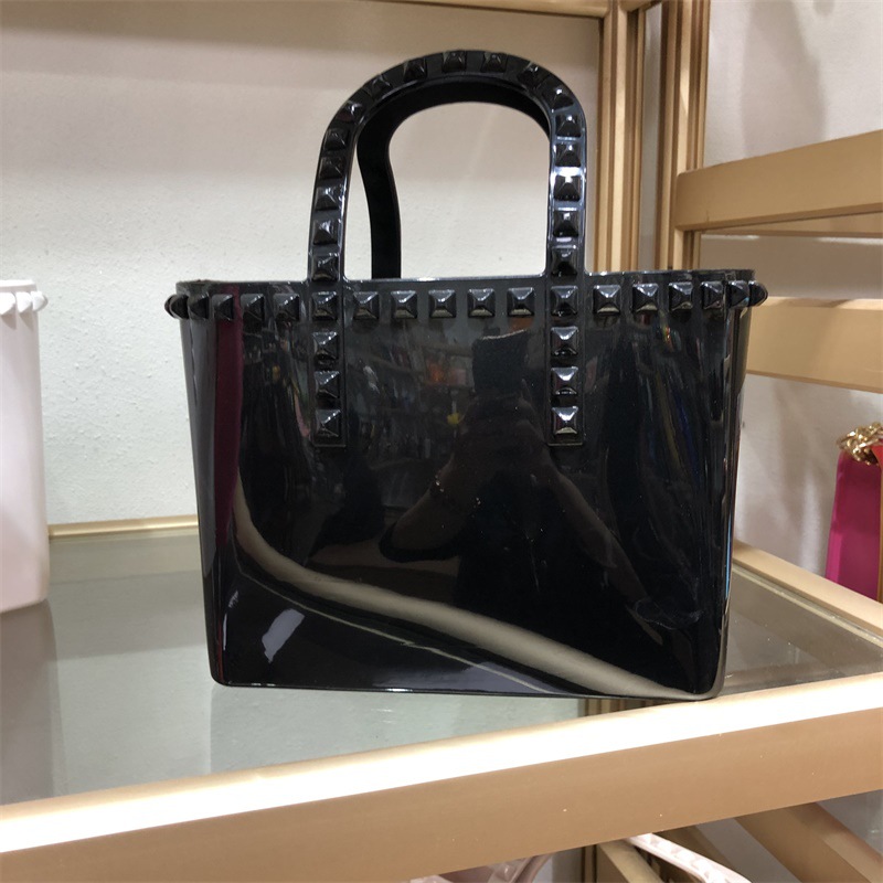 New riveted jelly bags, handbags, bucket bags, shopping bags, large-capacity pvc women's bags from Europe and America in 2025 Application Scenario