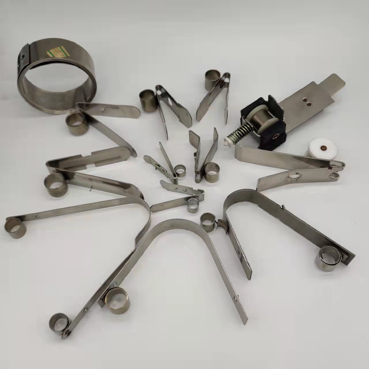 Carbon brush compression spring, herringbone constant force spring, stainless steel V-shaped brush holder accessories, retaining ring, motor constant pressure spring details Picture
