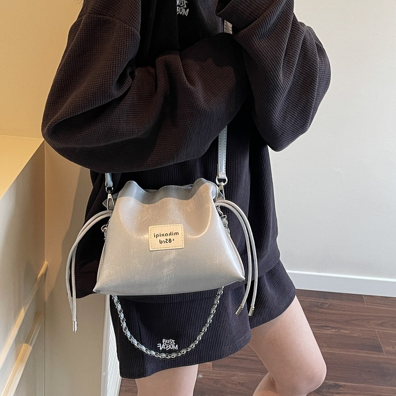 High-end and fashionable chain hand-held bucket bag for women 2025 new style, versatile for commuting and casual use, drawstring single-shoulder crossbody bag Specification drawing