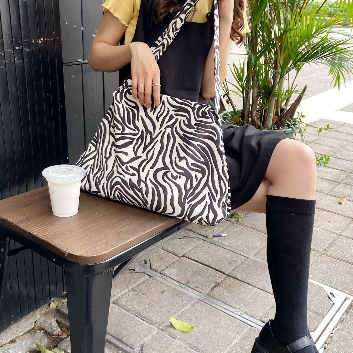 13261 Corduroy cow print crossbody bag, single-shoulder bag, large-capacity cow print versatile commuter handbag Application Scenario