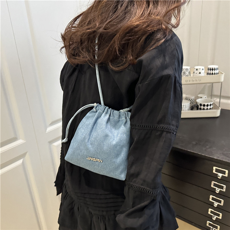 Fashionable denim bucket bag, crossbody bag, women's exquisite and niche design, single-shoulder bag, commuting and working phone small bag details Picture