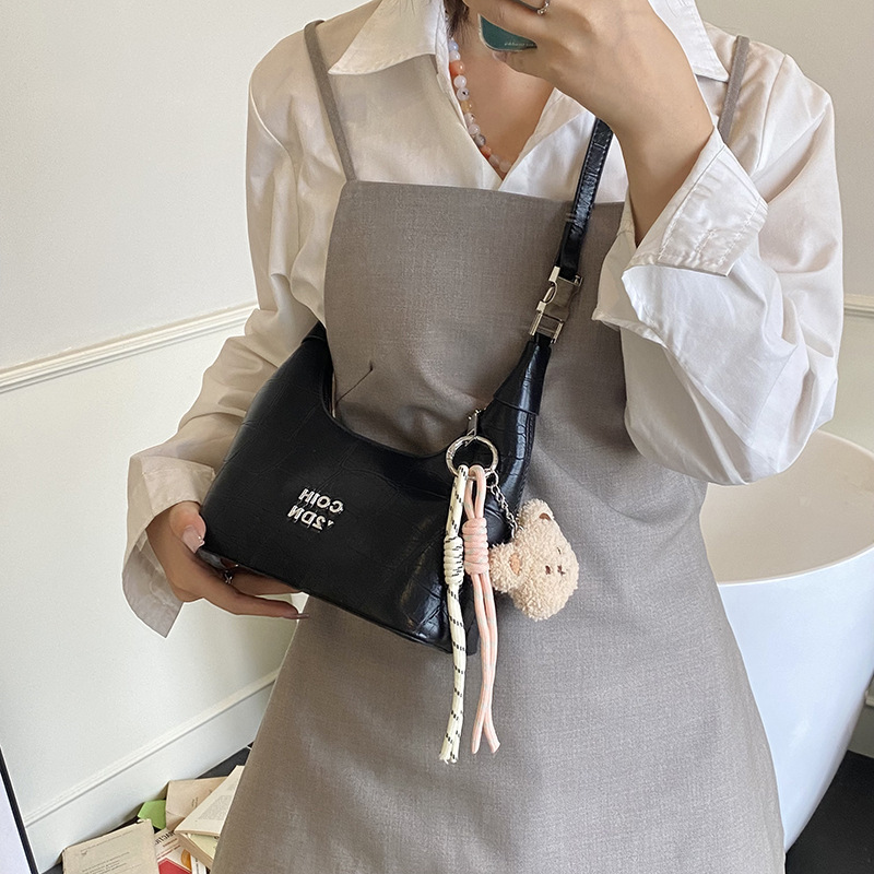 A new 2025 fashionable, elegant and high-end handbag for women, versatile stone pattern single-shoulder crossbody bag for work and commuting Application Scenario