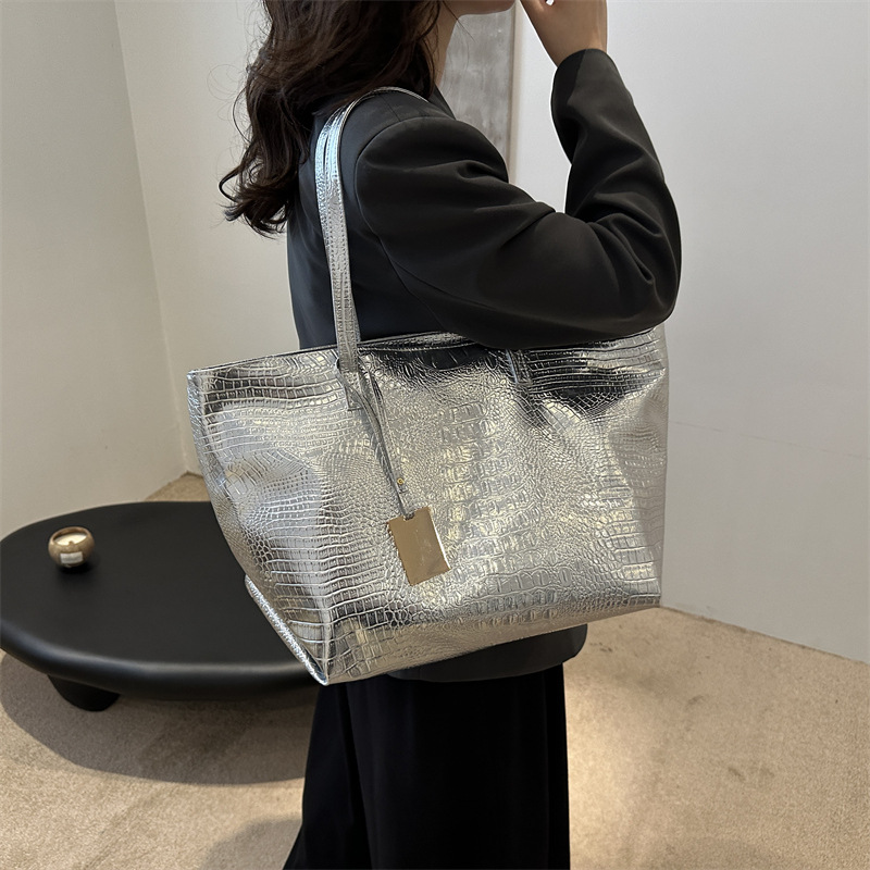 2024 New large-capacity PU casual crocodile pattern fashionable retro European and American commuter tote single-shoulder handbag for women details Picture