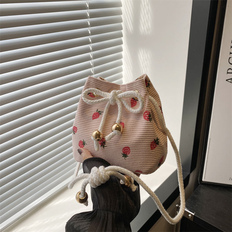 The new 2024 autumn collection of casual, simple, street style single-shoulder bag is fashionable, stylish and beautiful. It's a hand-held bucket bag for women full figure