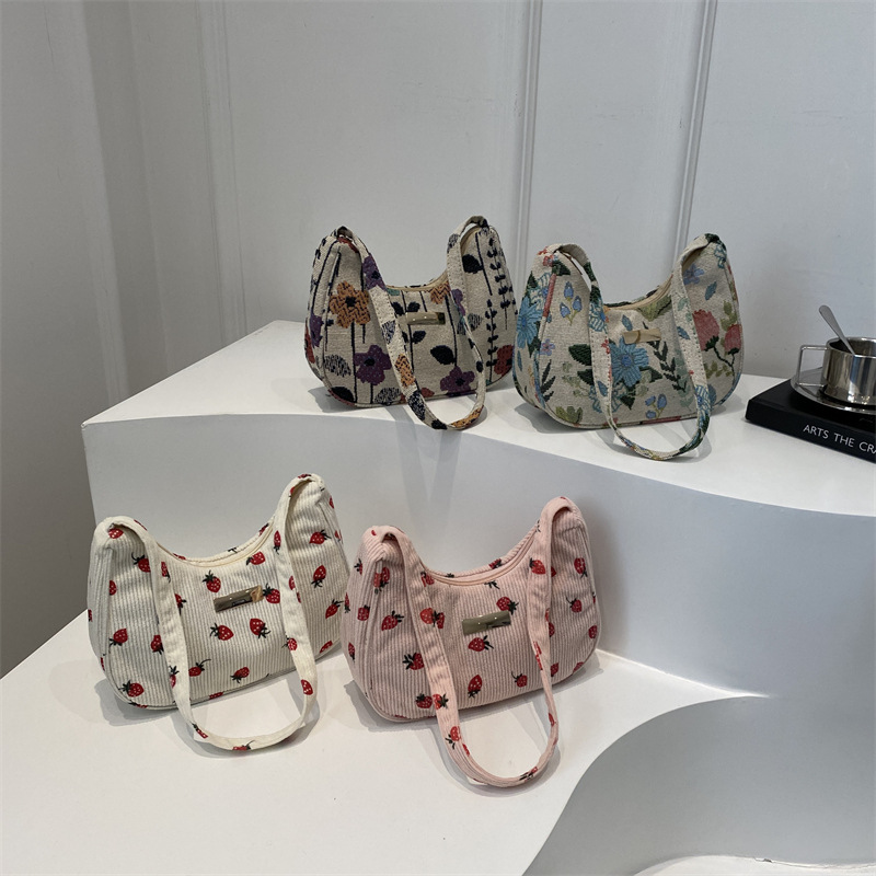 Underarm bag for women 2024 New trendy autumn, cute strawberry small square bag, artistic single-shoulder small bag, casual crossbody bag Application Scenario