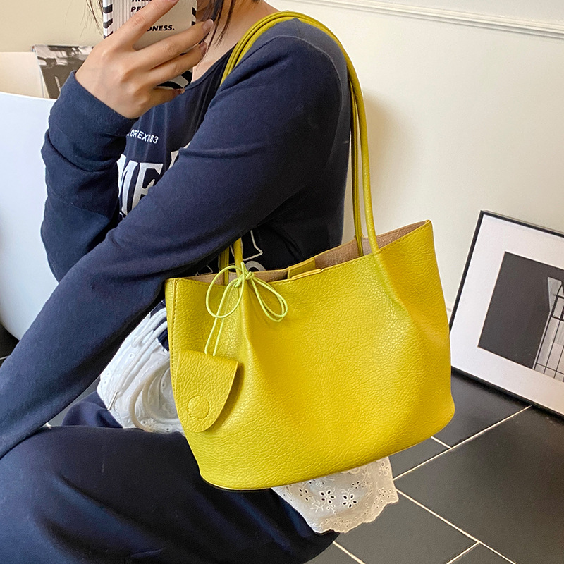 A new 2025 Korean-style high-end large-capacity tote bag for women, trendy and stylish, casual and commuting single-shoulder underarm bag full figure