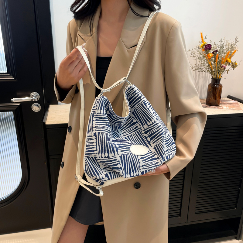 Personalized and simple commuter single-shoulder bag 2024 new style, fashionable and beautiful backpack, niche design underarm tote bag full figure