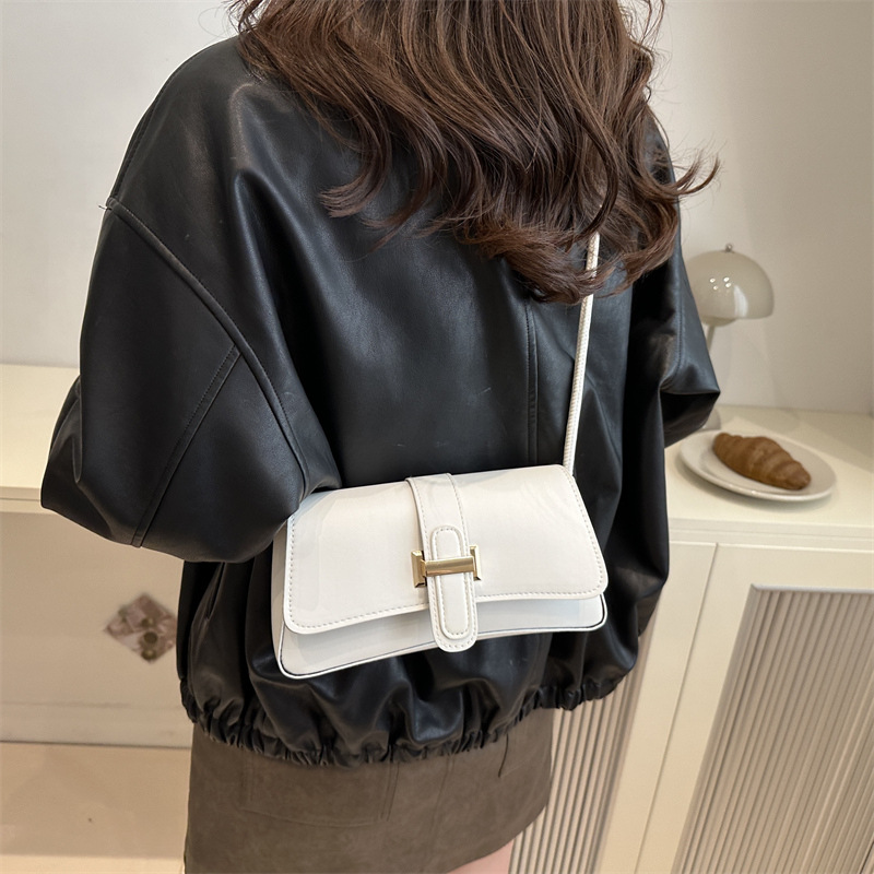 This is a trendy, versatile and fashionable small square bag with a simple, casual and niche design. It is a crossbody bag details Picture