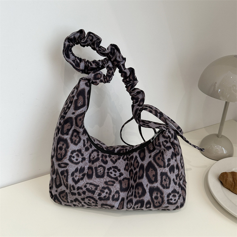 This is a new large-capacity crossbody tote bag for women in the autumn of 2024, featuring a leopard print fashion commuting single-shoulder bag full figure