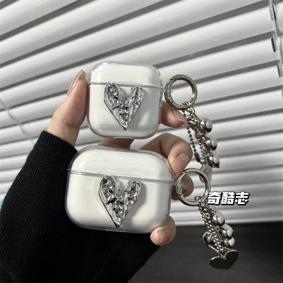 The minimalist style is suitable for the t01 True Self Buds T310. The high-end AIR6 Pro features a three-dimensional silver 110 heart-shaped earphone case full figure